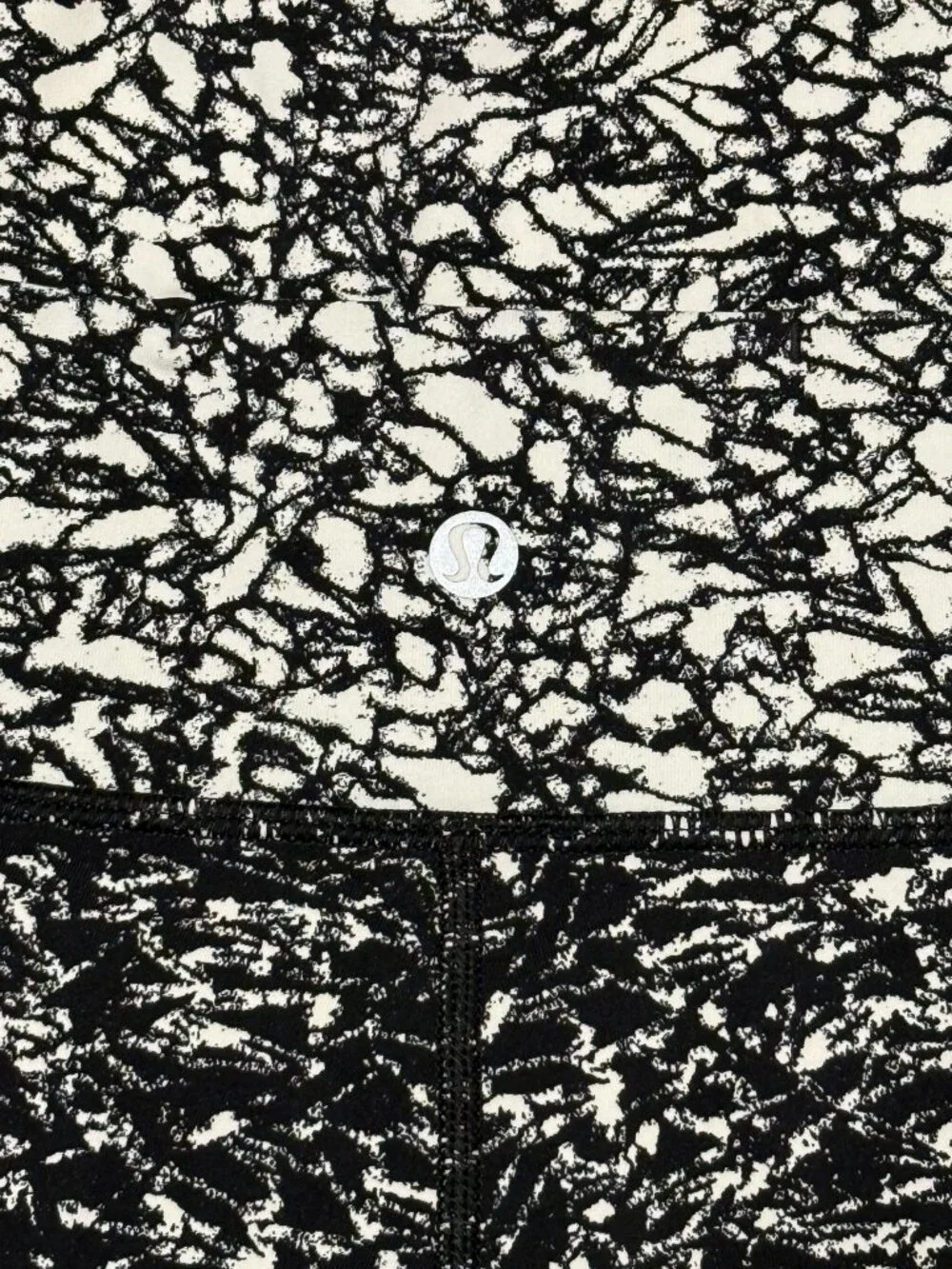 Lululemon Women's Size 12 Black & White Abstract Print Compression Yoga Shorts